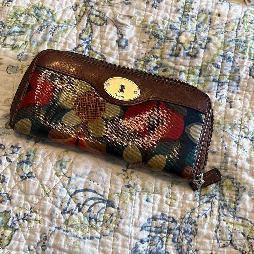 Fossil wallet with flowers